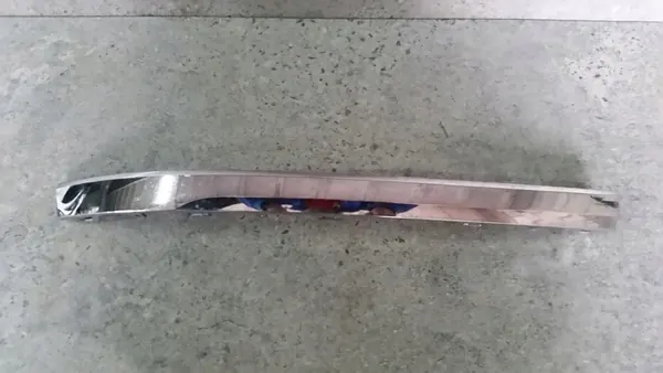 Krominen etupuskuri koristelista oikea keski VW Touareg 3 image 2