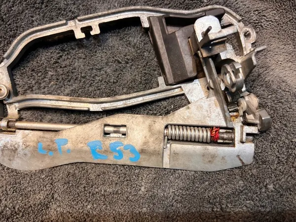 BMW X5 E53 Dörrhandtag Fäste Vänster Fram OEM 51218243615 image 3