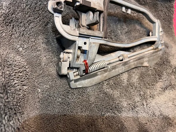 BMW X5 E53 Dörrhandtag Fäste Vänster Fram OEM 51218243615 image 5