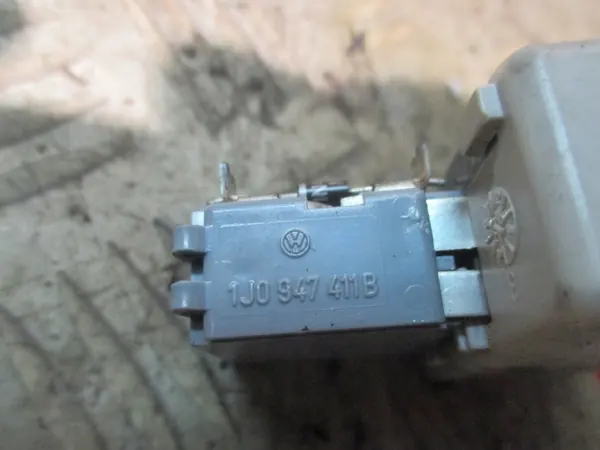 Feu de gabarit VW GOLF IV 1J0947411B image 4