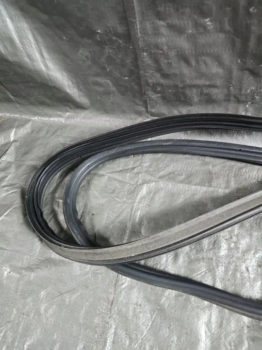 Junta maletero Suzuki Swift MK8 OEM NNI10387 - Usado image 3
