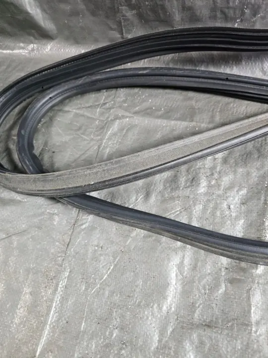 Junta maletero Suzuki Swift MK8 OEM NNI10387 - Usado image 4