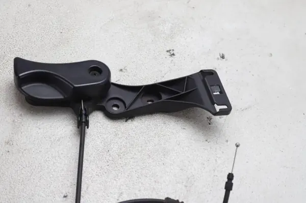 Motorhaubenöffnungsgriff BMW 4er F32/F82 OEM 7313782 image 2