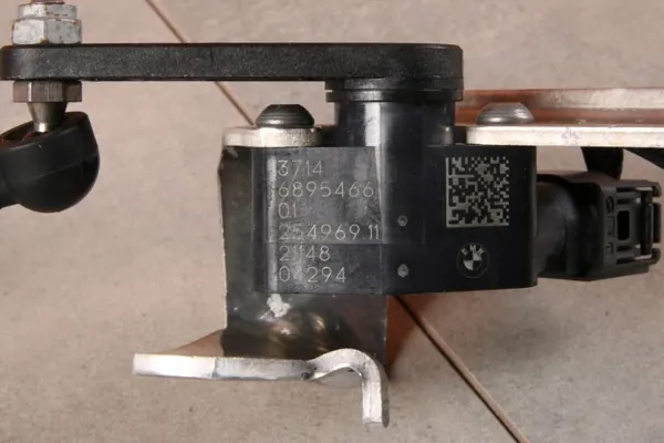 Strålkastarnivåsensor OEM 6895466 Höger Bak image 6