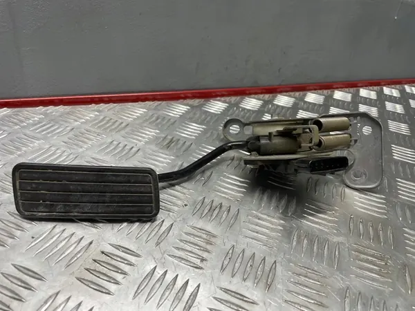 Gaspotentiometer Subaru Legacy IV 2.0B image 1