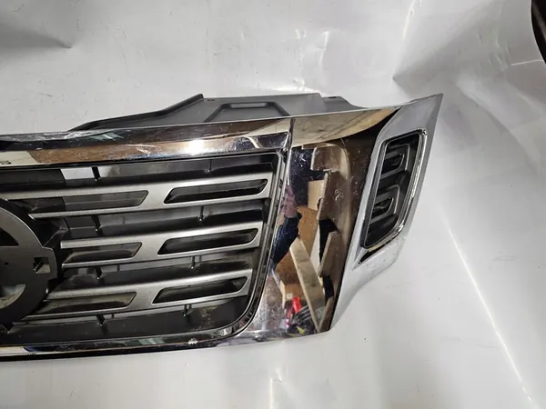 Nissan OE Grill Front 623104KJ0C image 4