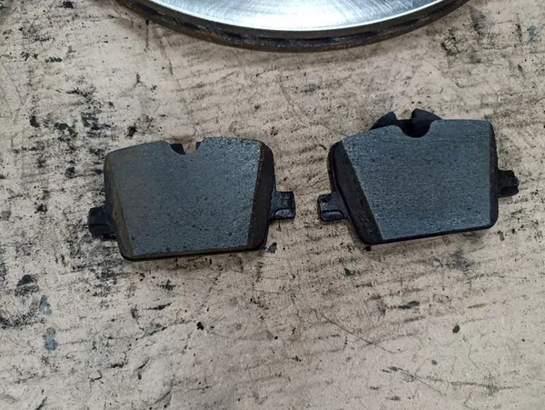 Discos e pastilhas de freio traseiro BMW G22 430i OEM image 4