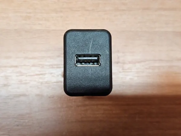 Prise USB OEM 20928734 pour Opel Adam Corsa E image 2