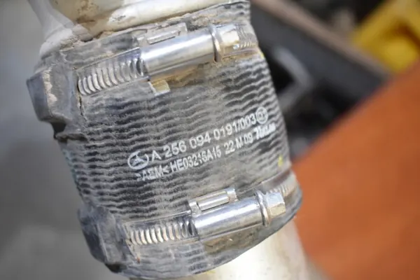 Intercooler-ilmaputki OEM A2560940091 Mercedesille image 4