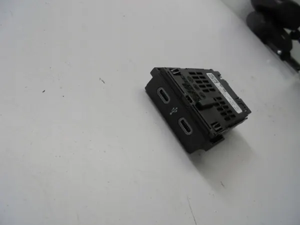 USB-porttipistorasia OEM 2G6035700 VW Polo VI:lle image 2