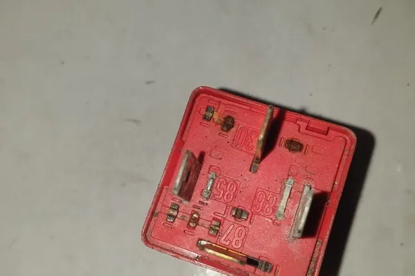 Relä SKODA OCTAVIA I 1.6L 1996 image 4