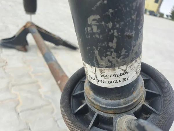 OEM 55563297 Vérin de basculement cabine Iveco Stralis image 4