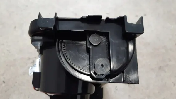 Maserati Ghibli bekerhouder OEM 670011133 - dashboard image 4