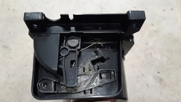Maserati Ghibli bekerhouder OEM 670011133 - dashboard image 5
