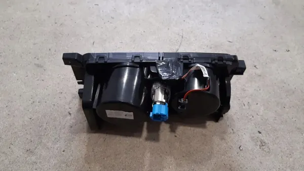 Maserati Ghibli bekerhouder OEM 670011133 - dashboard image 7