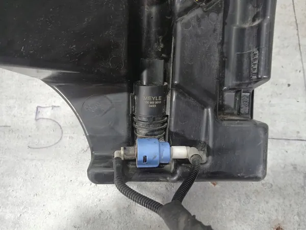 SKODA FABIA III Puhdistusnesteen Säiliö 6V0955449 image 2