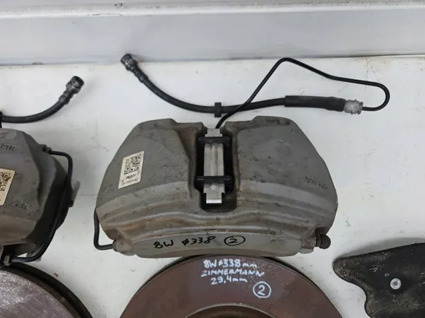 OEM 8W05BK 8W06BK Frambromsok Audi A4 B9 image 5