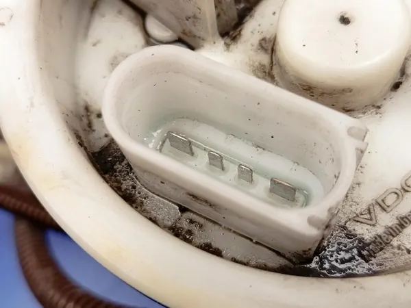 AUDI A4 B5 2.0 ALT Brandstofpomp 8E0919051B image 3