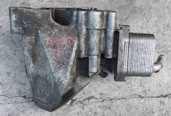 VW Touareg II 3.6 FSI Olje Filter Fäste image 2