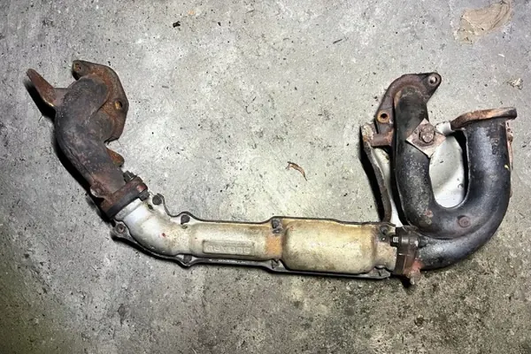 Subaru OEM 1111223111 Pakoputken Keräin image 2