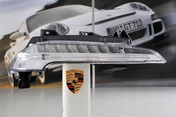 Porsche 991 Luz integrada OEM 99163115205 - Usado image 3