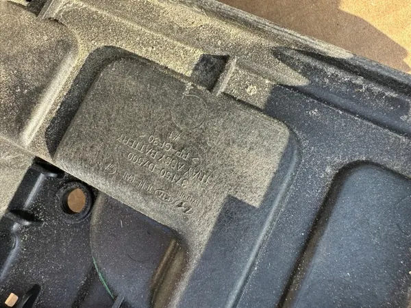 Hyundai Tucson III akkukansi OEM 37150-D7000 image 3