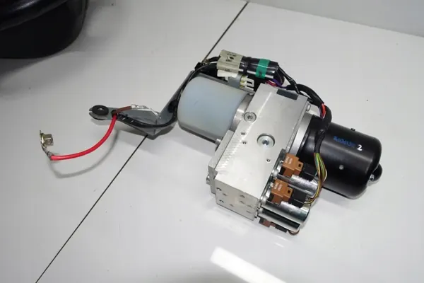 Mercedes CLK W209 kattomoduuli pumppu OEM 2098000330 image 2