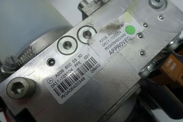 Mercedes CLK W209 kattomoduuli pumppu OEM 2098000330 image 4