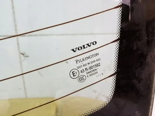 Luna Trasera Volvo S60 OEM ARA106210 Usada image 3