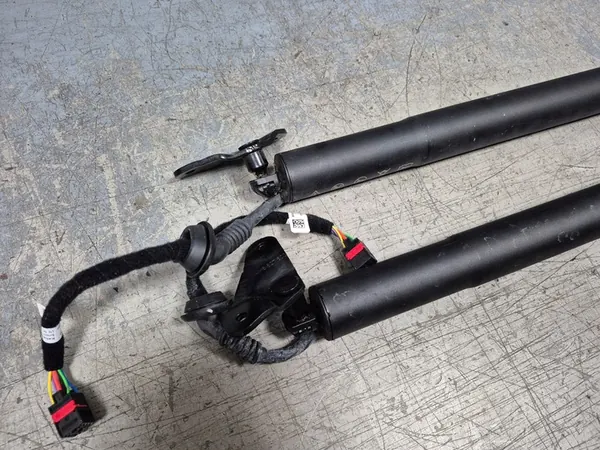 Audi Q8 4M Baklucka Ställdon Vänster Höger OEM 4M8827851J image 3