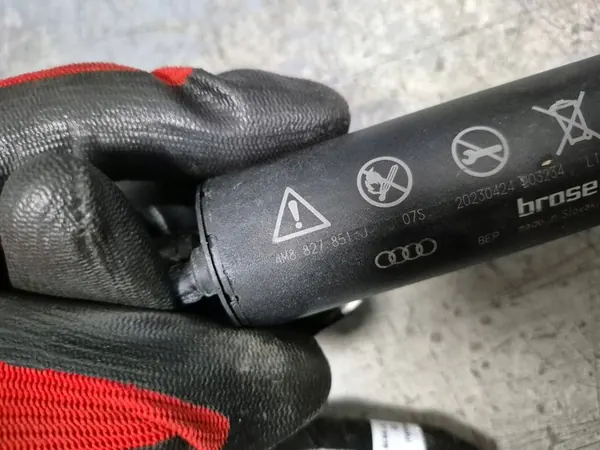 Audi Q8 4M Baklucka Ställdon Vänster Höger OEM 4M8827851J image 4