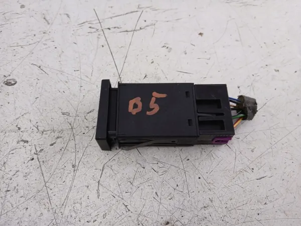 VW Passat B5 hätävalokytkin OEM 3B0953235C image 3