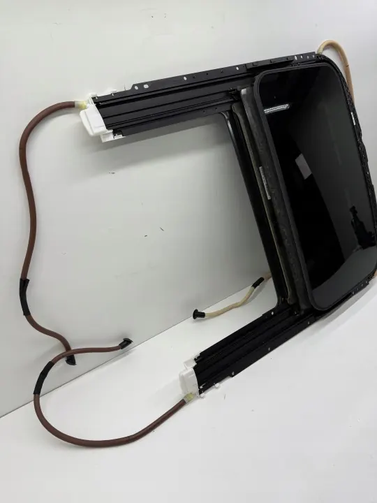 Techo Solar OEM 4G5877041 con Marco Negro - Usado image 3