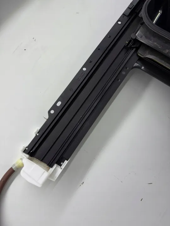 Techo Solar OEM 4G5877041 con Marco Negro - Usado image 5