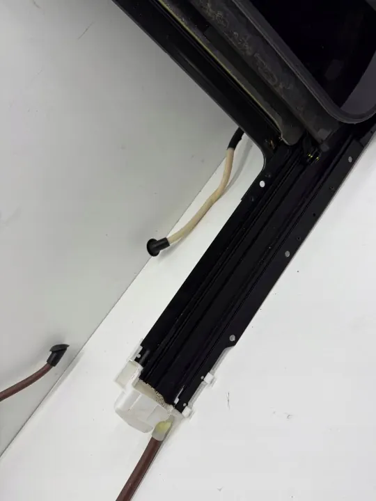 Techo Solar OEM 4G5877041 con Marco Negro - Usado image 6