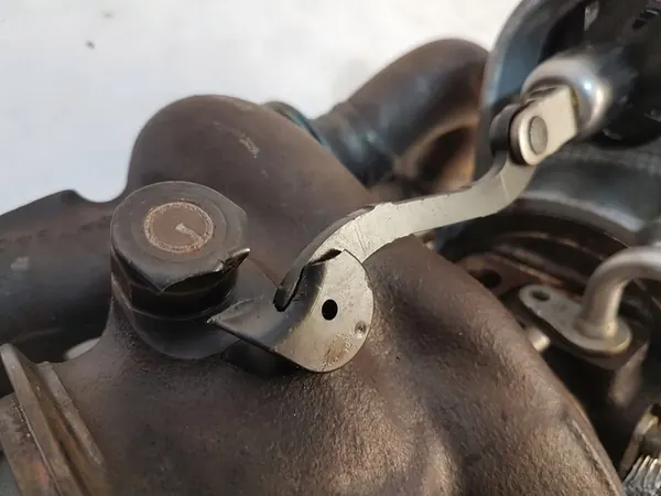 Turbo BMW F20 140i OE 7643147 image 3