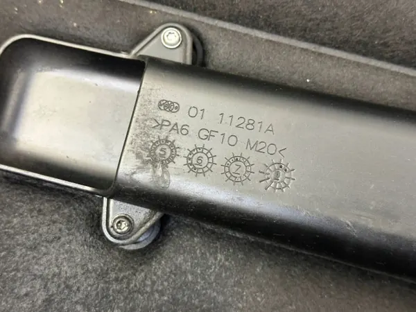 Yläpuolinen moottorikansi OEM 1910053A Chrysler 300C image 7