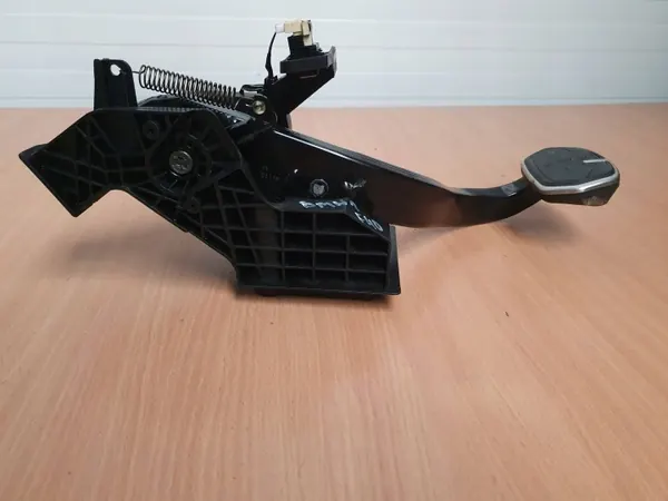 BMW 1 F40 Bromspedal OEM 6888753 - Begagnad image 4