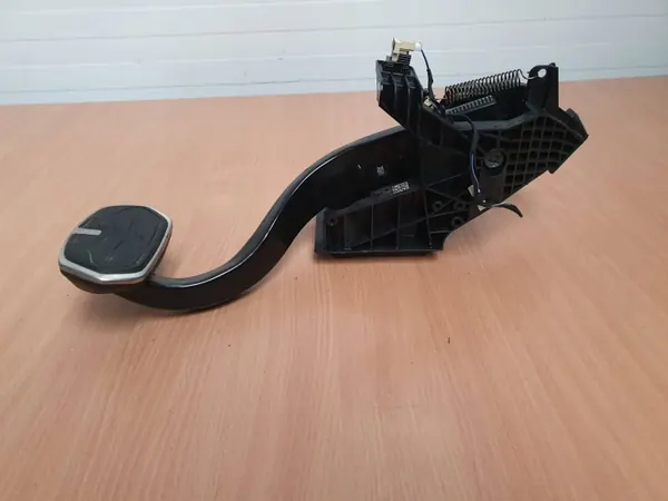 BMW 1 F40 Bromspedal OEM 6888753 - Begagnad image 5