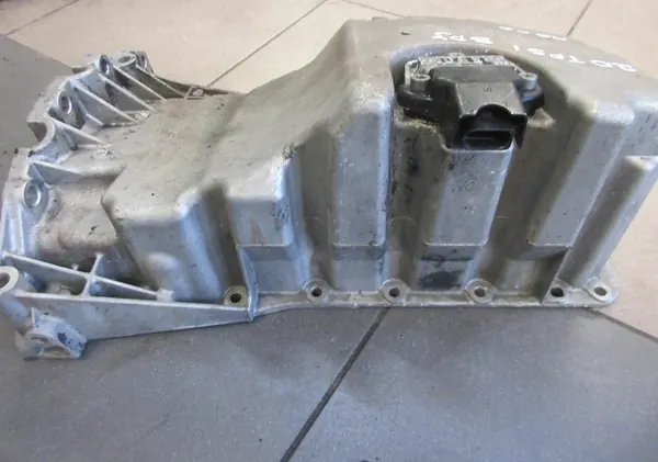 Audi A6 C6 Oljetank 06B103601CG image 5