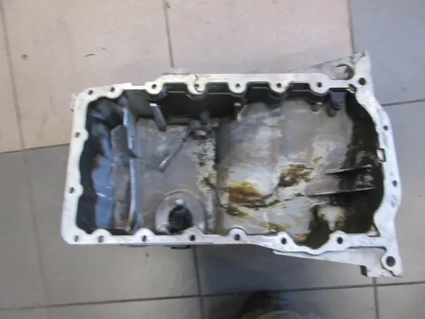 Audi A6 C6 Oljetank 06B103601CG image 8