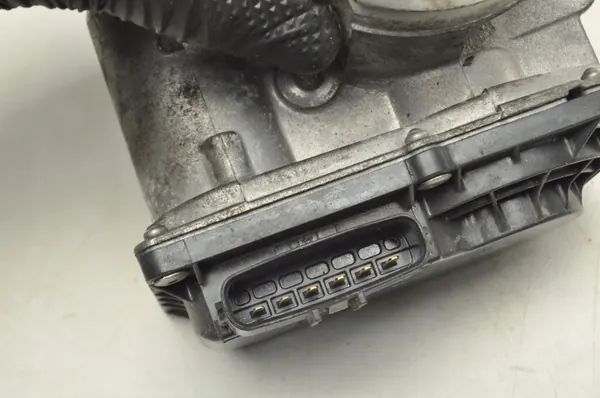 Volvo XC60 II 2.0 D4 Spjäll OEM 32202650 image 3