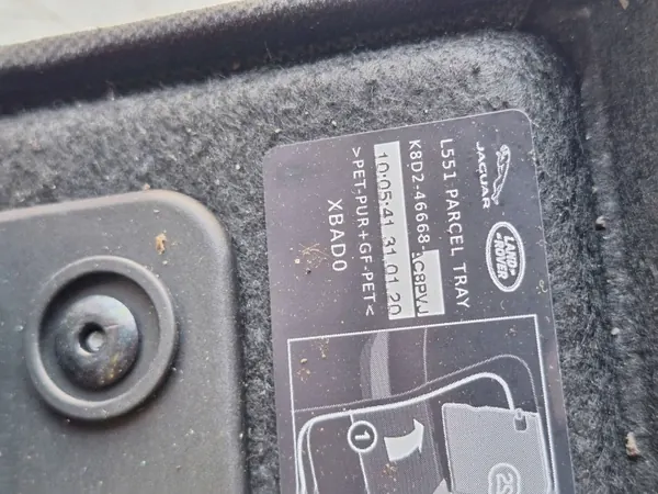 Range Rover Evoque II takakonttihylly OEM K8D2-46668 image 4