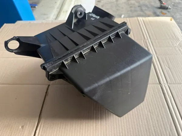 Skoda Luftfilterhus OEM 6Y0129607D - Begagnad image 7