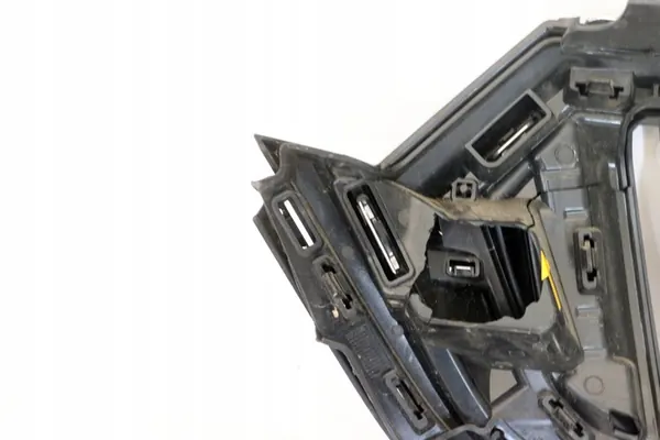 Skoda Octavia IV Grill 5E3853653C image 9