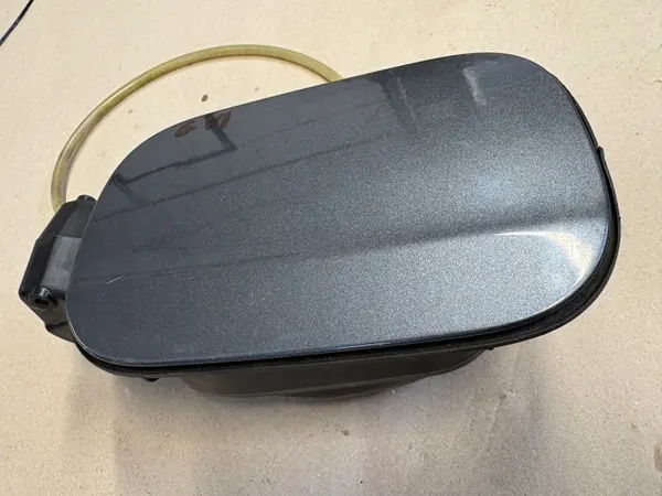 VW Golf VI Bränslelucka OEM 1K5010440C - Begagnad image 2