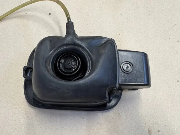 VW Golf VI Bränslelucka OEM 1K5010440C - Begagnad image 3