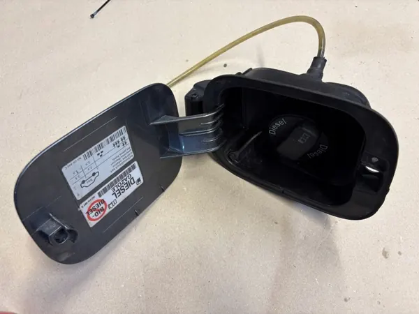VW Golf VI Bränslelucka OEM 1K5010440C - Begagnad image 4