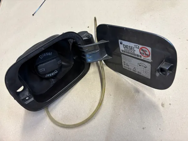 VW Golf VI Bränslelucka OEM 1K5010440C - Begagnad image 6