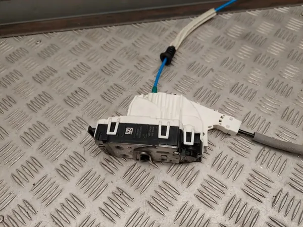 Bakre högra dörrlås Mercedes-Benz GLA W156 2015 OEM A2047303035 image 3